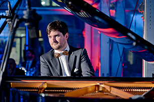 <p>Laurent Stocker, récitant (sociétaire de la Comédie Française)<br />
Camille Taver, pianiste improvisateur</p>
