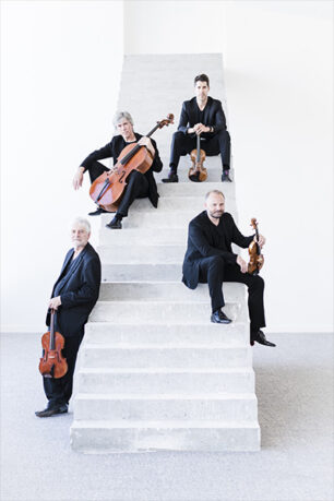 <p>Quatuor Parisii<br />
Arnaud Vallin et Florent Brannens, violons<br />
Dominique Lobet, alto<br />
Jean-Philippe Martignoni, violoncelle</p>
