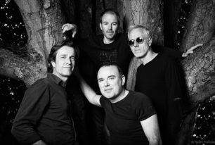 <p><strong>Benjamin de la Fuente</strong> (1969-) et <strong>Samuel Sighicelli </strong>(1972-)<br />
<em>Thirteen ways of being a blackbird</em> — 60 min.<br />
Création mondiale, commande du Printemps des Arts de Monte-Carlo</p>
<p>&nbsp;</p>
