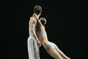 <p><strong><em>Miniatures</em></strong></p>
<p>Martin Matalon (1958-), <em>Caravansérail 2 * &#8211; </em>12&prime;<br />
© 2025 &#8211; Éditions Billaudot<br />
<strong>Julien Guerin</strong>, chorégraphie</p>
<p>Misato Mochizuki (1969-), <em>Sakiwaï &#8211; Wabi-sabi bloom * &#8211; </em>9&prime;<br />
Mimoza Koike, chorégraphie</p>
<p>Aurélien Dumont (1980-), <em>Steps for Beasts that Never Were * &#8211; </em>11&prime;<br />
© 2025 &#8211; Éditions Musicales Artchipel<br />
Jeroen Verbruggen, chorégraphie</p>
<p>Violeta Cruz (1986-), <em>Huit carrés rouges * &#8211; </em>12&prime;<br />
© 2025 &#8211; Éditions Musicales Artchipel<br />
Francesco Nappa, chorégraphie</p>
<p>Bruno Mantovani (1974-), <em>L&rsquo;ivresse, </em>pour quatuor à cordes &#8211; 11&prime;<br />
Jean-Christophe Maillot, chorégraphie</p>
<p>Ramon Lazkano (1968-), <em>Lur-Itzalak, </em>pour violon et violoncelle &#8211; 10&prime;<br />
Jean-Christophe Maillot, chorégraphie</p>
<p>* Création mondiale, commande du Printemps des Arts de Monte-Carlo avec le soutien de la SOGEDA</p>
<p>Coproduction avec Les Ballets de Monte-Carlo et l’Ensemble Orchestral Contemporain</p>
