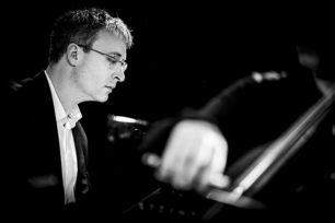 <p><strong>Igor Stravinsky </strong>(1882-1971)</p>
<p><em>Quatre Études pour orchestre –</em> 10&prime;<br />
1. Danse<br />
2. Excentrique<br />
3. Cantique<br />
4. Madrid</p>
<p><strong>Marc Monnet </strong>(1947-)</p>
<p><em>Concerto pour piano et orchestre</em> – 27&prime;</p>
<p>Création mondiale, commande du Printemps des Arts de Monte-Carlo avec le soutien de la SOGEDA</p>
<ol>
<li>Mouvement 1</li>
<li>Mouvement 2</li>
</ol>
<p>Cadenza</p>
<ol start="3">
<li>Mouvement 3</li>
</ol>
<p>***</p>
<p><strong>Igor Stravinsky</strong> (1882-1971)</p>
<p><em>Trois Pièces pour quatuor à cordes –</em> 8&prime;</p>
<ol>
<li>Noire = 126</li>
<li>Noire = 76</li>
<li>Blanche = 40</li>
</ol>
<p><strong>Claude Debussy </strong>(1862-1918)</p>
<p><em>Images pour orchestre –</em> 35&prime;<br />
1. Gigues<br />
2. Ibéria<br />
I. Par les rues et les chemins<br />
II. Les parfums de la nuit<br />
III. Le matin d&rsquo;un jour de fête<br />
3. Rondes de printemps</p>
