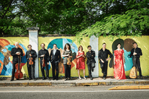 <p><strong>Carlo Gesualdo </strong>(1566-1613)<br />
<em>Quatrième Livre de madrigaux</em> – 10&prime;</p>
<ol start="8">
<li>Sparge la morte al mio signor nel viso</li>
<li>Io tacerò, ma nel silenzio mio</li>
</ol>
<p><strong>Toshio Hosokawa</strong> (1955-)<br />
<em>Cloudscapes &#8211; Moon Night</em>, pour deux accordéons spatialisés – 11&prime;</p>
<p><strong>Carlo Gesualdo</strong> (1566-1613)<br />
<em>Cinquième Livre de madrigaux – </em>14&prime;</p>
<ol start="19">
<li>O tenebroso giorno</li>
<li>Mercè!, grido piangendo</li>
<li>Asciugate i begli occhi</li>
<li>T’amo, mia vita</li>
</ol>
<p><strong>Théo Mérigeau </strong>(1987-)<br />
<em>XAMP Variations, </em>pièce pour duo d&rsquo;accordéons, création mondiale – 8&prime;</p>
<p><strong>Claudio Monteverdi </strong>(1567-1643)<br />
<em>Sixième Livre de madrigaux – </em>15&prime;</p>
<ol start="6">
<li>Ohimè il bel viso, SV 112</li>
<li>Misero Alceo, SV 114</li>
<li>Zefiro torna e&rsquo;l bel tempo rimena, SV 108</li>
</ol>
<p><strong>Victor Ibarra </strong>(1978-) – 12&prime;<br />
<em>A/gnôsis </em>pour deux accordéons microtonals</p>
<p><strong>Claudio Monteverdi </strong>(1567-1643)<br />
<em>Septième Livre de madrigaux</em> – 5&prime;</p>
<ol start="22">
<li>Al lume delle stelle, SV 138</li>
</ol>
<p><em>Huitième Livre de madrigaux</em> – 4&prime;</p>
<ol start="16">
<li>Dolcissimo uscignolo, SV 16</li>
</ol>
